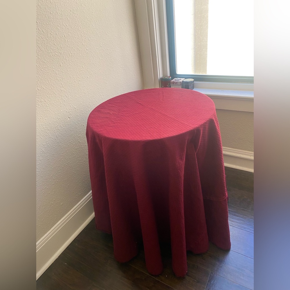 TABLECLOTH RED CIRCULAR Size 75 Inches.